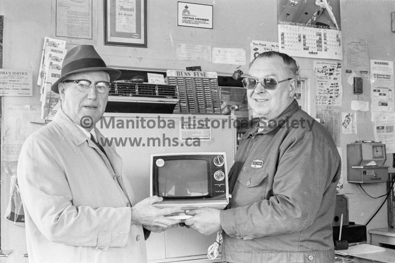 Photographer: Tashiro
April 7, 1975
Bill’s Texaco Service
Bill’s Texaco Service - Fred Hyde is TV draw winner VP-2-00009-001.jpg