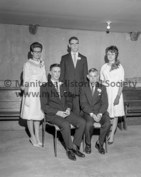 Photographer: Tashiro
November 6, 1964
Education
Oakville high school graduation exercises
Pictured above is the graduating class of Oakville Collegiate Institute. Front row left to right are Bill Vint and Tom Nichol. Back row are Rita Romsa, Melvin Dempster standing in for brother Dave, and Doreen Laing. VP-1-00274-001.jpg